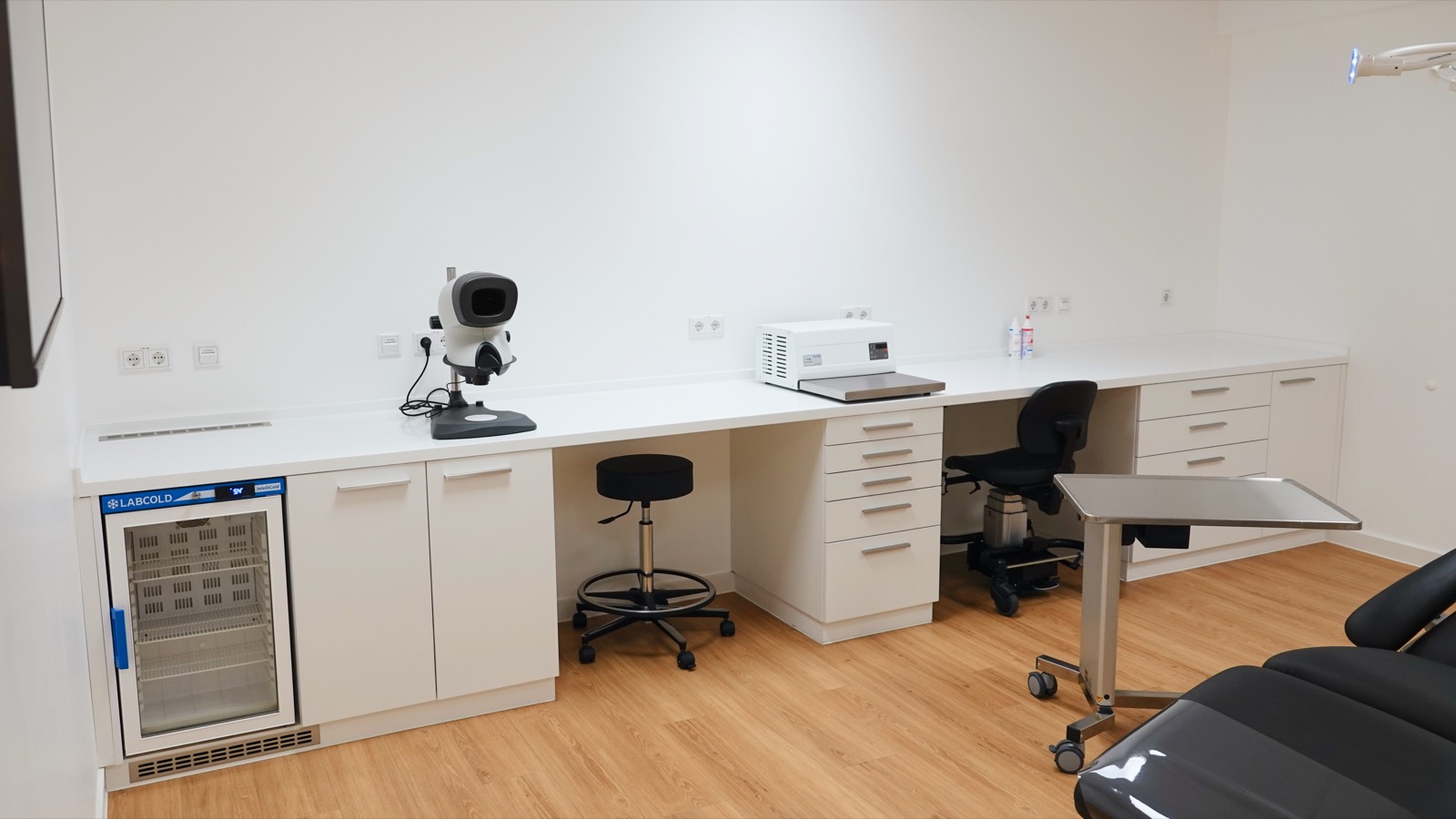Arbeitsbereich mit Mikroskop